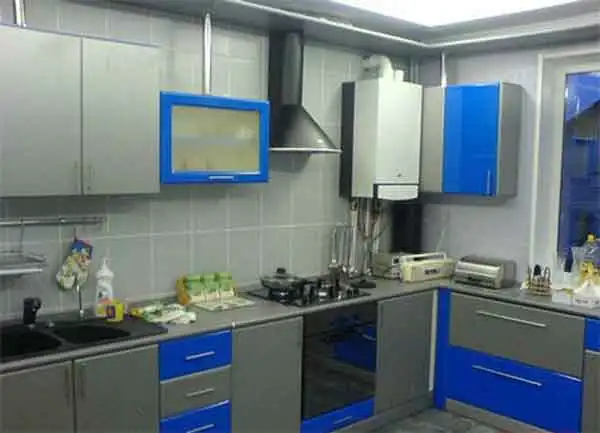 مطبخ مناسب للمساحات  صغيرة الحجم باللون الازرق و الرمادى