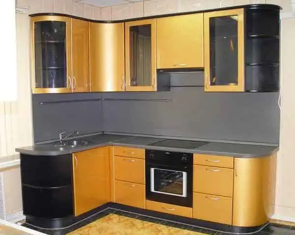 مطبخ مناسب للمساحات  صغيرة الحجم باللون الاصفر و الاسود 2024