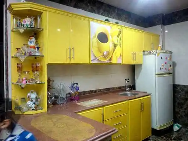 مطبخ  للمساحات الصغيرة باللون الاصفر روعة