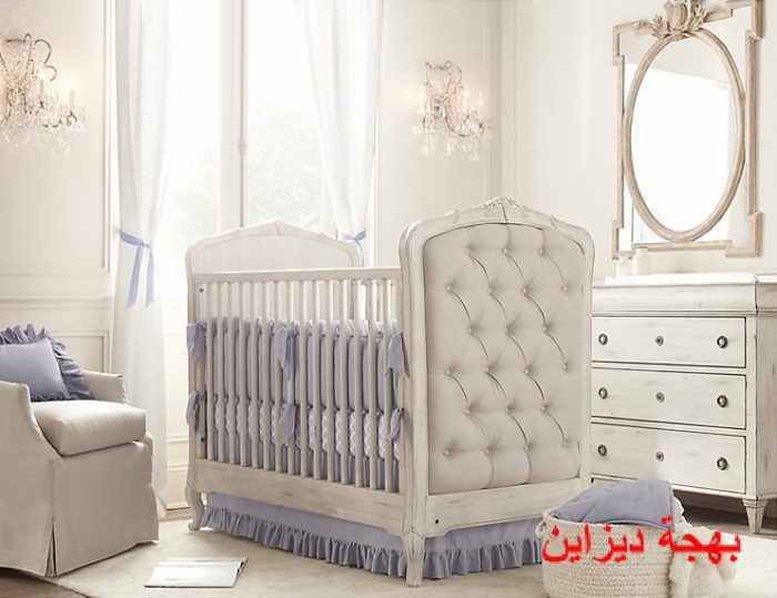 غرفة نوم للاطفال الرضع مكونة من سرير ودولاب و تسريحة