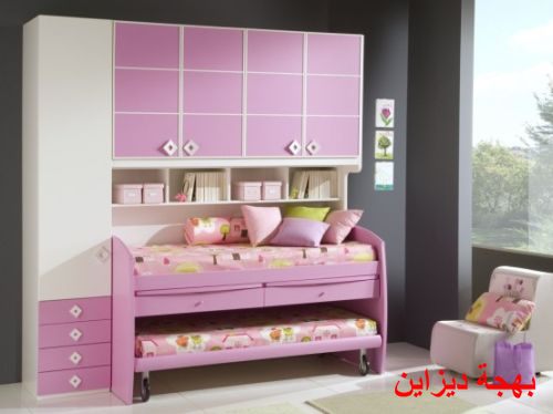 غرفة نوم اطفال باللون الروز و الابيض و السرير داخل الدولاب توفيرا للمساحة