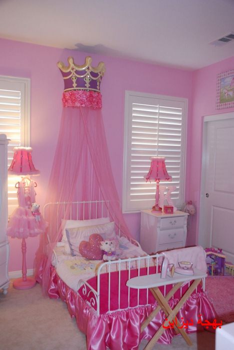 غرفة نوم اطفال روز مع ديكور من اللون الابيض لزيادة جمالها