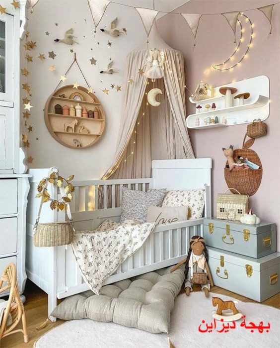 غرفة نوم للاطفال الرضع باللون الابيض مع اللون الذهبي رائعة