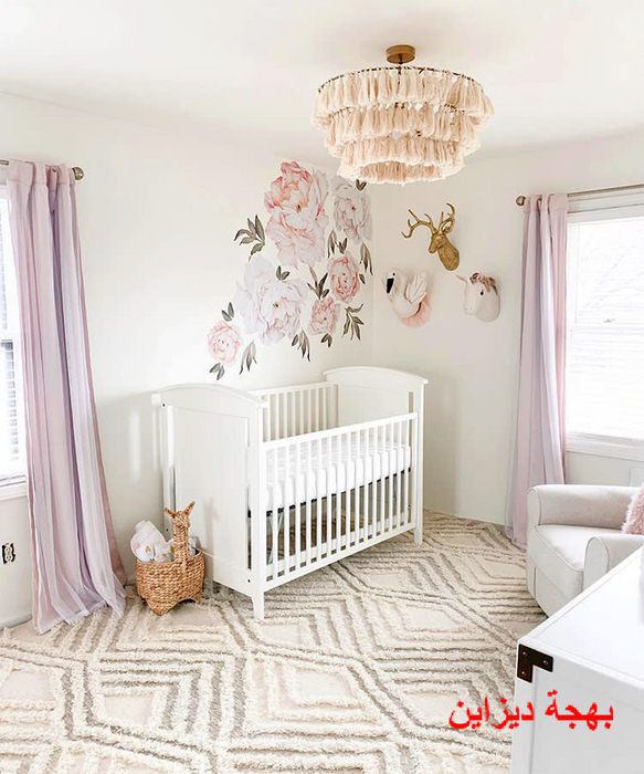 غرفة نوم للاطفال الرضع باللون الابيض مع اللون الموف