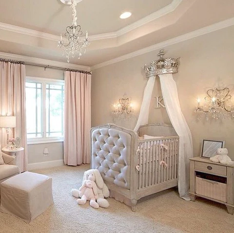 غرفة نوم للاطفال الرضع باللون الابيض مع اللون السيمون الفاتح