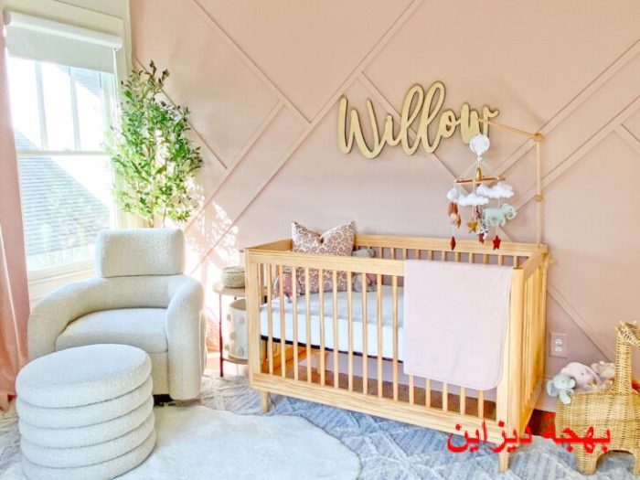 غرفة نوم للاطفال الرضع بسرير خشبي باللون البيج
