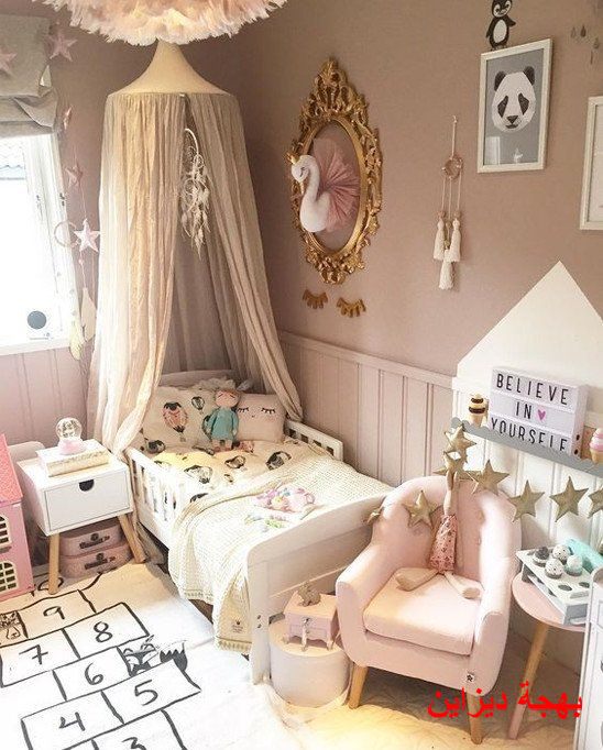 غرفة نوم للبنات الصغار باللون البيج مع اللون الابيض