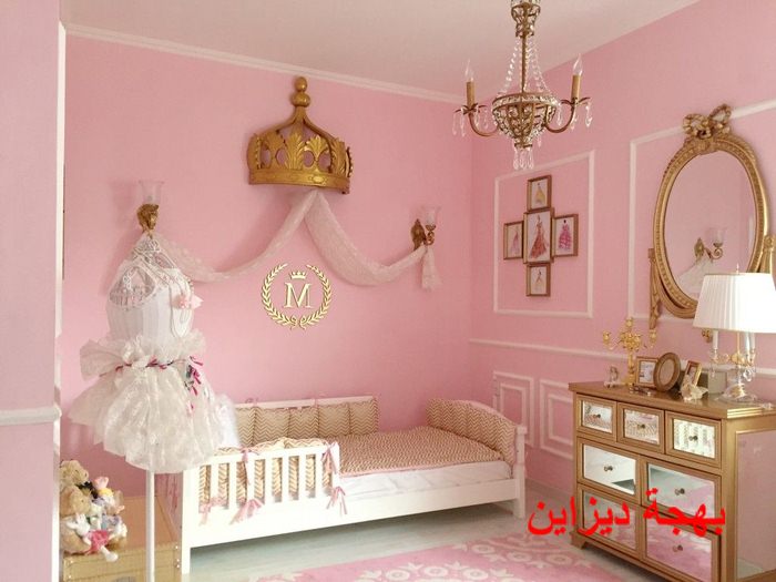غرفة نوم للبنات الرضع باللون الروز و الذهبي