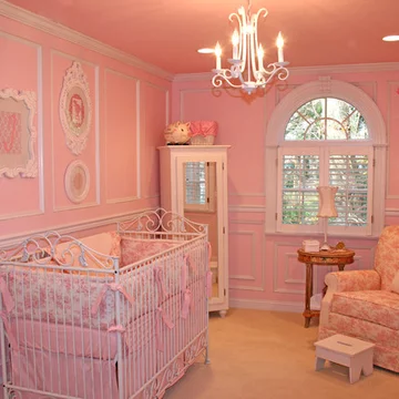 غرفة نوم للبنات الرضع باللون الروز