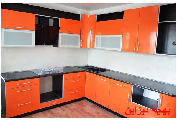 مطابخ الوميتال مودرن باللون البرتقالي والاسود مناسب للمنازل والشقق ذات المساحة الصغيرة