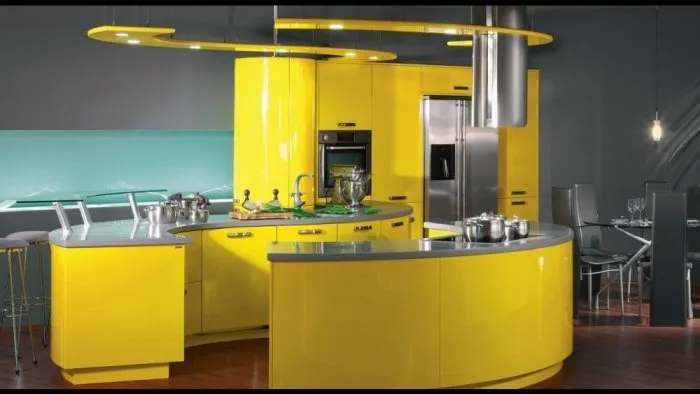 مطبخ مودرن مفتوح مناسب للمساحات الصغيرة باللون الاصفر روعة