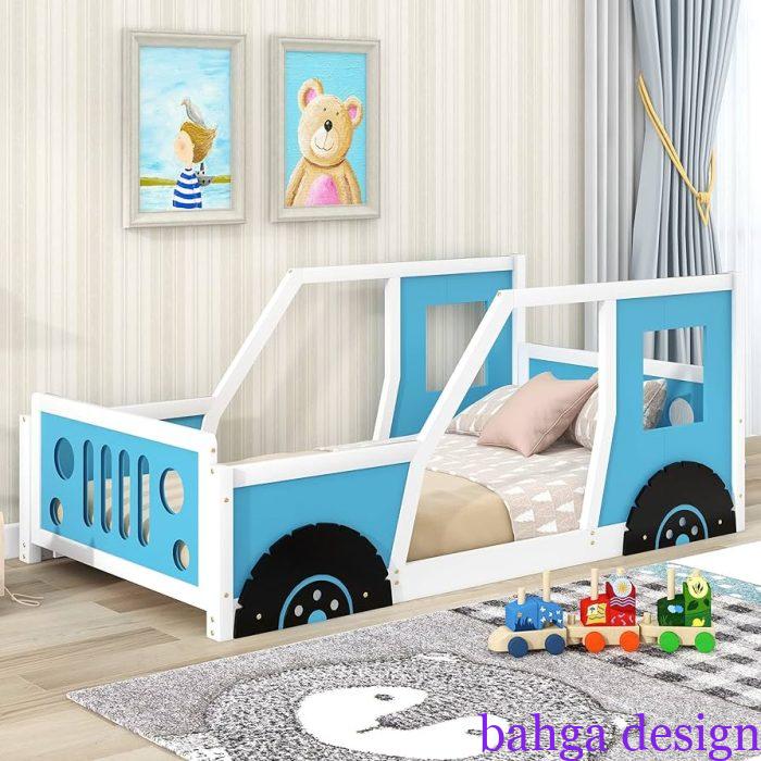 غرفة نوم اطفال علي شكل سيارة من الخشب باللون اللبنى مع الابيض