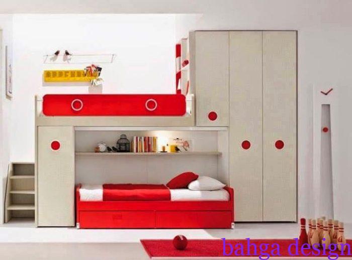 غرفة نوم اطفال عملية بسيطة باللون الابيض و الاحمر تضم 3 سراير