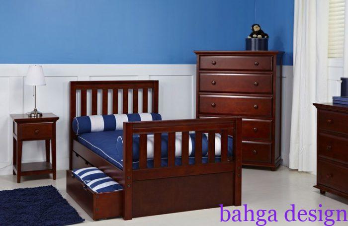 غرفة نوم اطفال عملية خشب باللون البنى و السرير به ادراج للتخزين