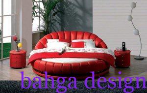 غرفة نوم دائرية بتصميم باللون الاحمر